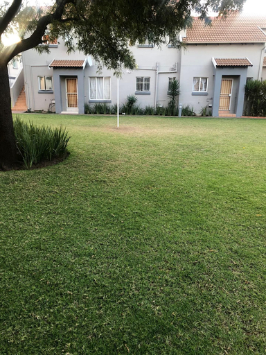Others 5, Inviting 3-bed Apartment in Edenvale, Ekurhuleni