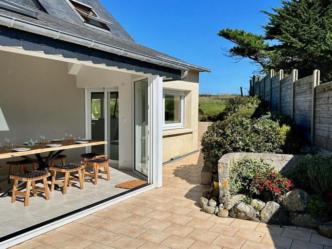 Others 1, Waterfront House in Ploudalmezeau, Finistère