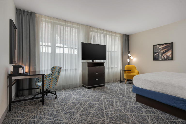 Bedroom 3, Hampton Inn & Suites Cincinnati-Downtown, Cincinnati