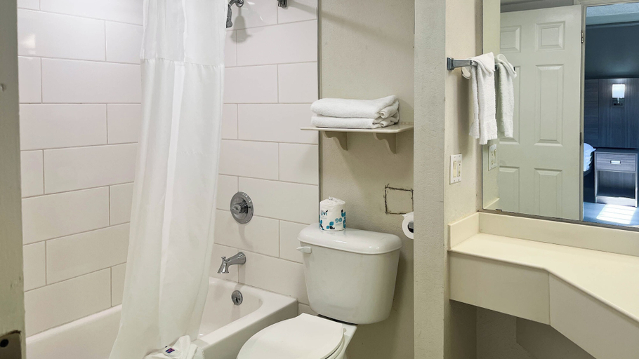 Bathroom 5, Motel 6 Aurora, CO – Medical Center, Arapahoe