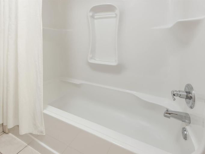 Bathroom 4, Super 8 by Wyndham Edmonton/West, Division No. 11