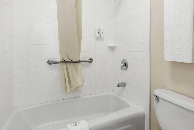 Bathroom 5, Quality Inn Macon West, Bibb