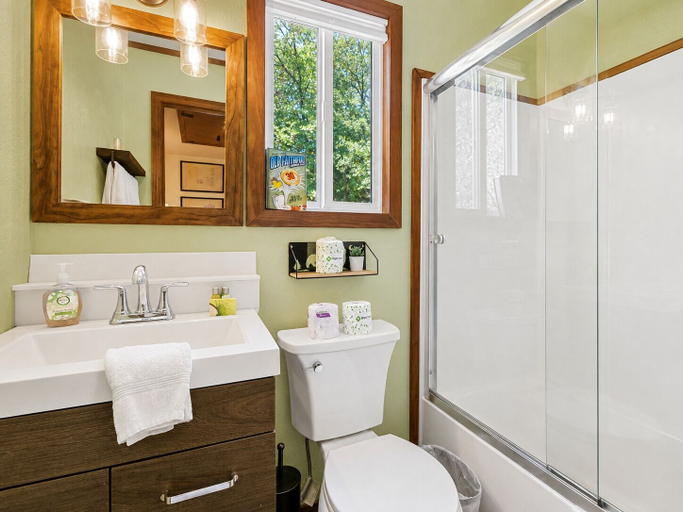 Bathroom 3, Little Bear Cottage, San Bernardino