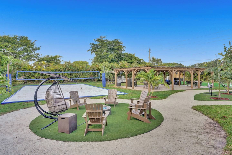 Others 5, Lavish 8 Br Estate with Pool & Courts, Broward