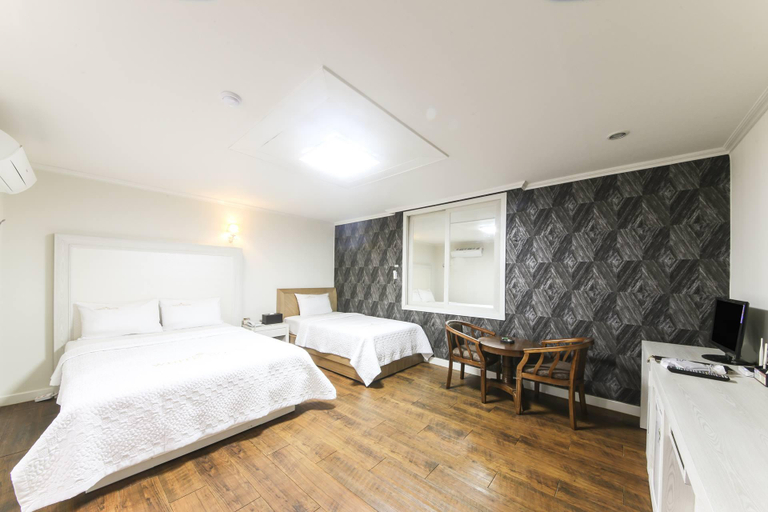 Bedroom 3, Muan White House Hotel, Muan