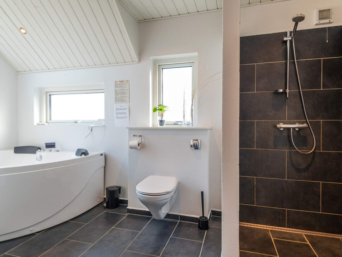 Bathroom 3, 5 Star Holiday Home in Fano, Fanø