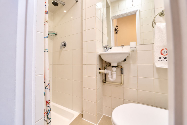 Bathroom 3, Jubilee Hotel Victoria, London