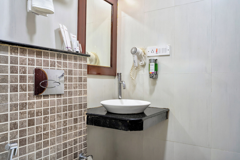 Bathroom 5, Sterling Ooty Fern Hill, The Nilgiris