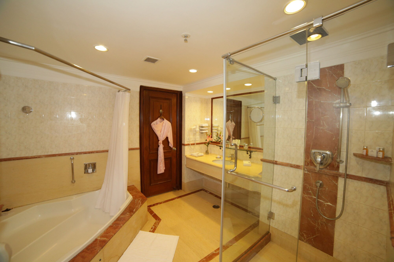 Bathroom 5, Jaypee Palace, Agra