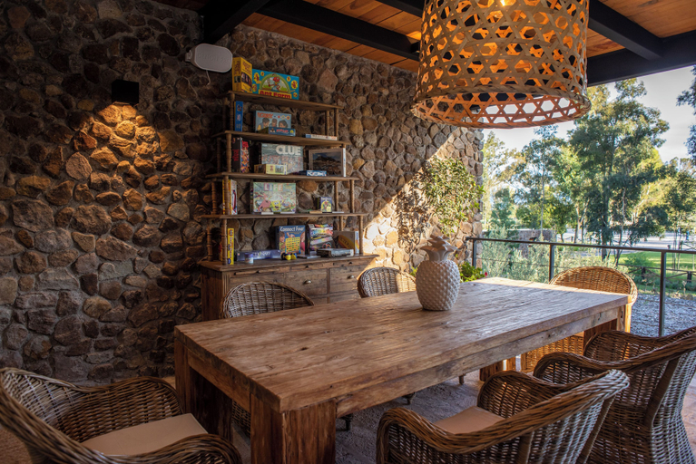 Others 4, Villa Ecuestre, Allende
