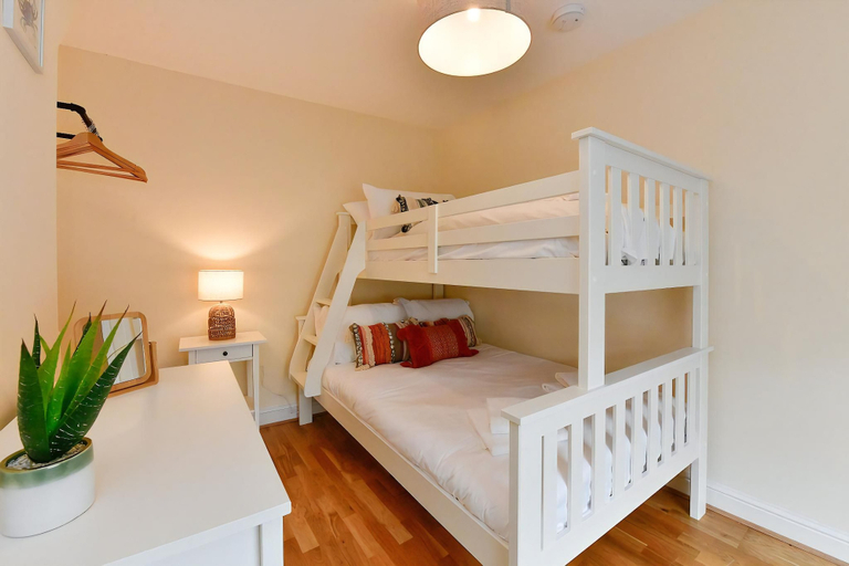 Bedroom 1, Just Stay Wales - Castle Square Cottage, Swansea