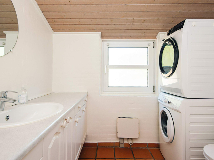 Bathroom 3, 10 Person Holiday Home in Blavand, Varde