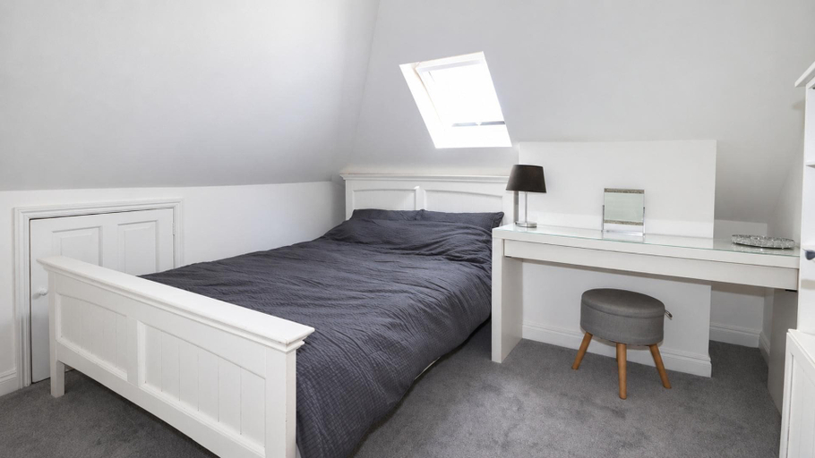 Others 4, Surrey Country House, Sleeps 6 With Parking, Surrey