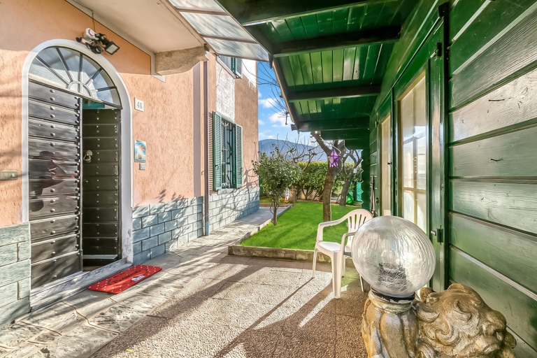 Others 2, Bee Apartment: Luino Lakeside With Outdoor Dining, Varese