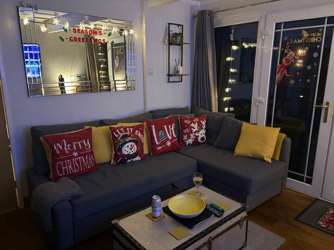 Others 5, Pet Friendly 2-bed Lodge, Sleeps 5, Pool & Parking, Gwynedd