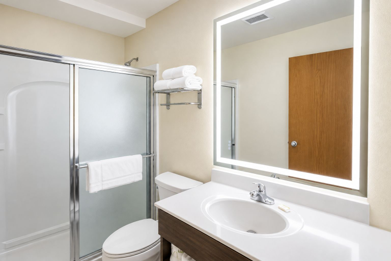 Bathroom 4, Super 8 by Wyndham Aberdeen East, Brown