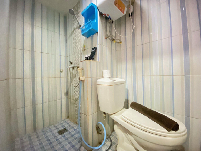Bathroom 5, Homey Living 2Br At Jarrdin Cihampelas Apartment, Bandung