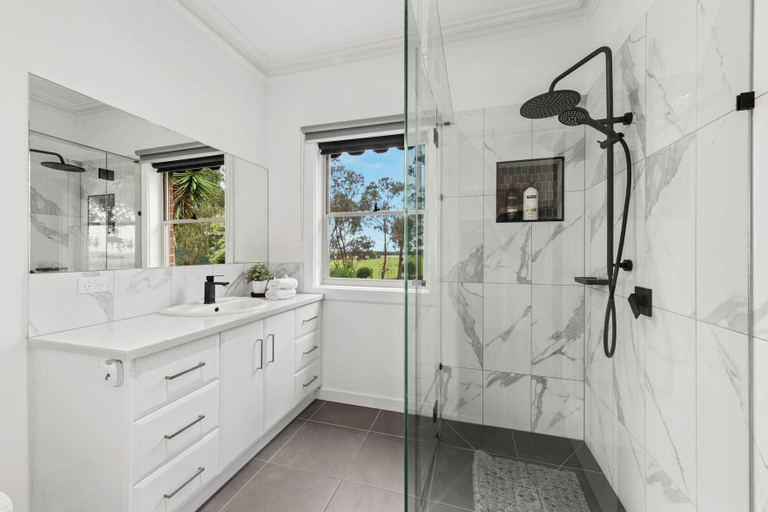 Bathroom 3, 10BR birdwatch house Great Ocean Road, Bellarine - Inner