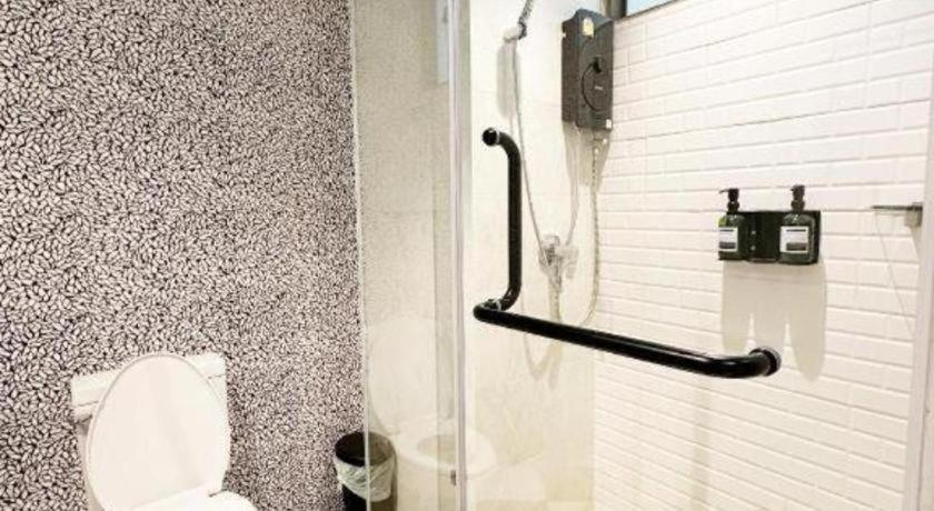 Bathroom, Aor Ang Lodge Bangpra, Si Racha