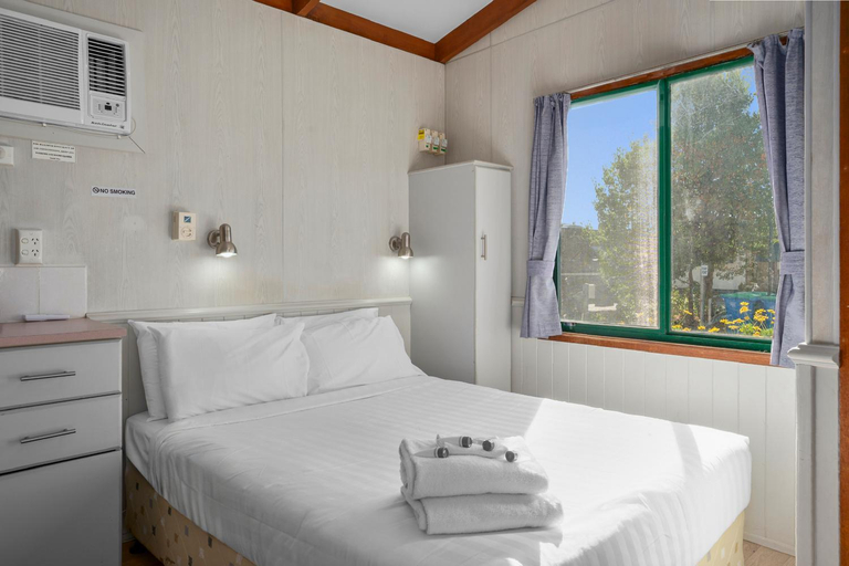 Bedroom, Albury Holiday Park, Albury