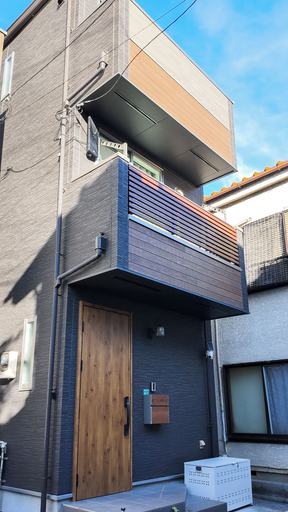 Exterior & Views