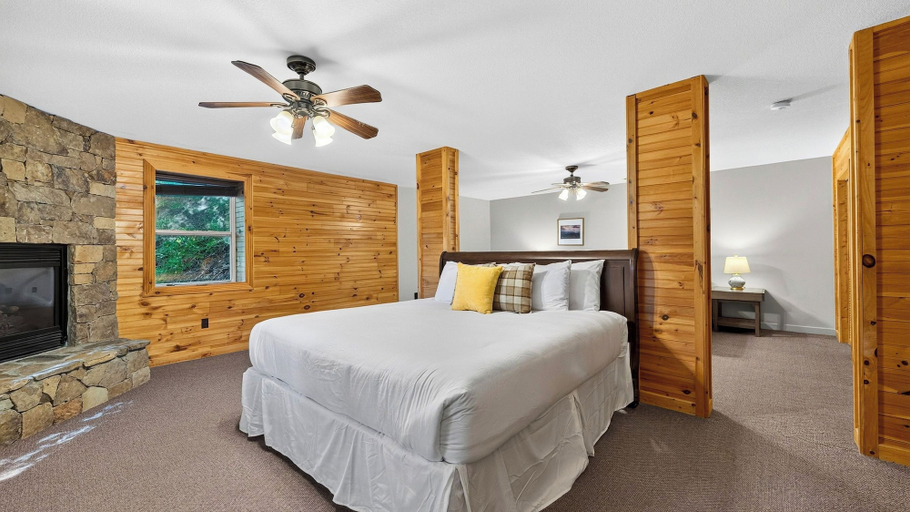 Bedroom 2, Leyland by Avantstay Cabin Mansion w/ Views, Buncombe