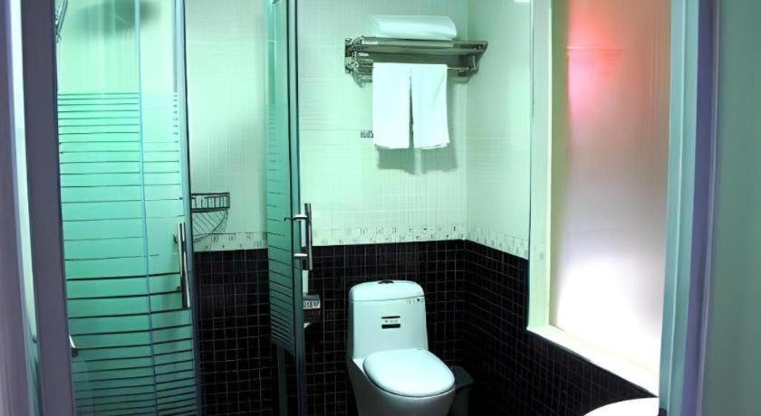 Bathroom 3, Super 8 Hotel Shiyan Beijing Middle Road, Shiyan