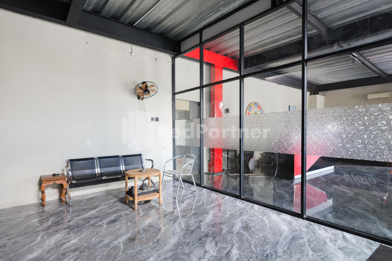 Public Area 3, Wisma Malawen Palangkaraya Mitra RedDoorz, Palangkaraya