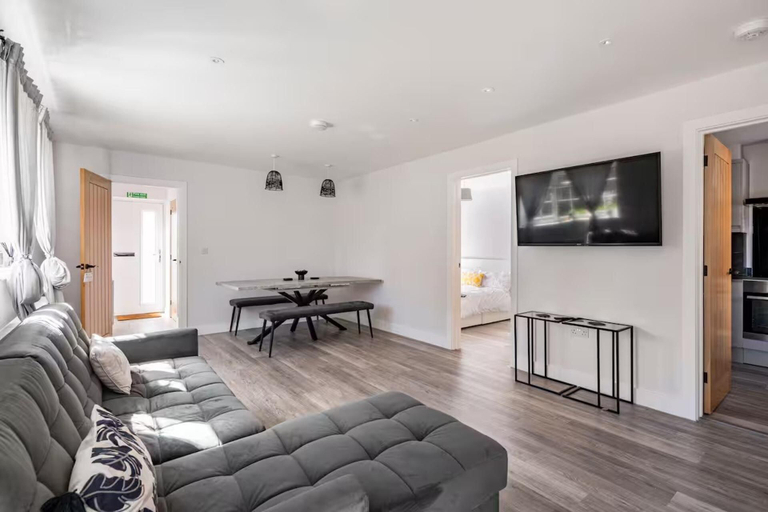 Others 3, House Sleeps 8 With Hot Tub and Parking, Essex