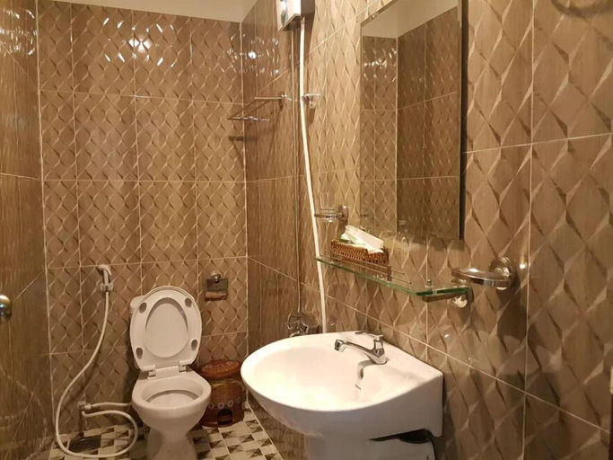 Bathroom, New Paris Hotel - by Bay Luxury, Ho Chi Minh City