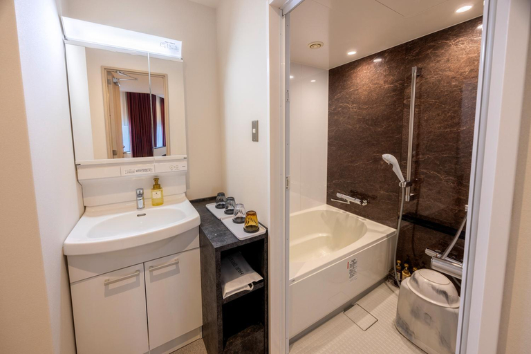 Bathroom 4, Shinjuku Washington Hotel, Shinjuku