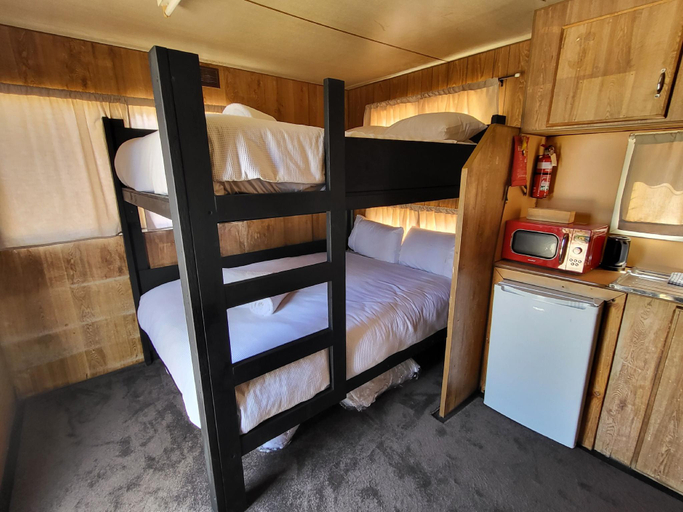 Bedroom 2, Kangaroo Lake C & V Park, Gannawarra