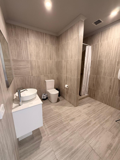 Bathroom 2, Sorrento Lodge, Melbourne