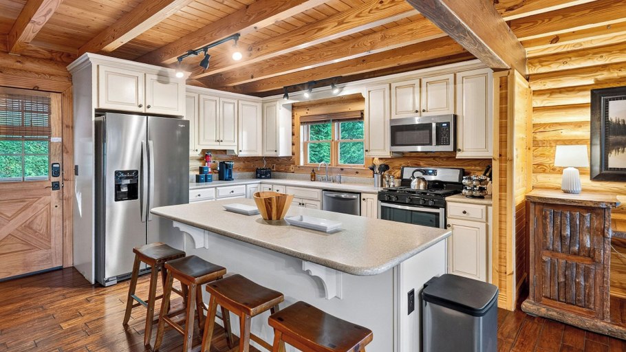 Others 4, Leyland by Avantstay Cabin Mansion w/ Views, Buncombe
