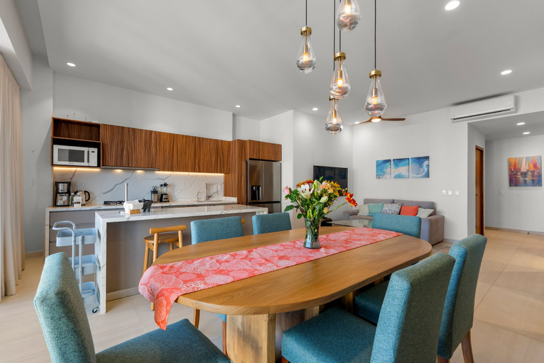 Others 2, Luxury 2BR Lock-off Rooftop Pool Golden Zone, Compostela