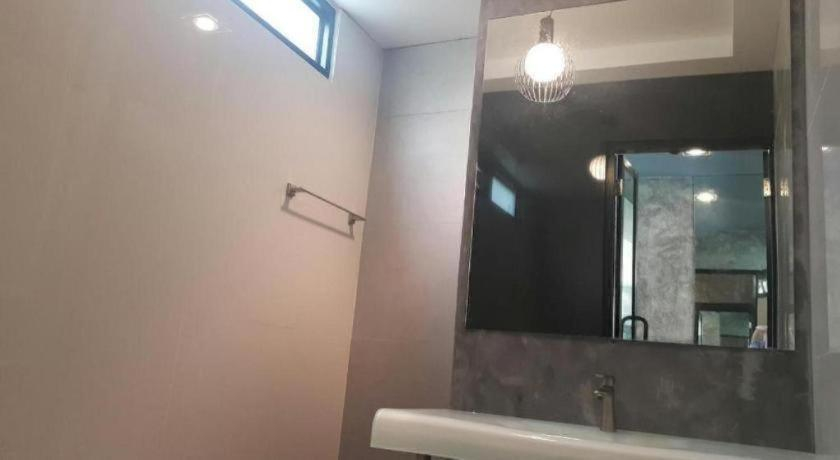 Bathroom 4, Baan Chao Mai Beach House, Kantrang