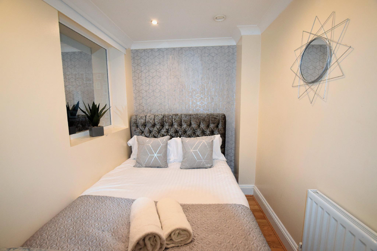 Bedroom 3, Meridian Place - yourapartment, Bristol
