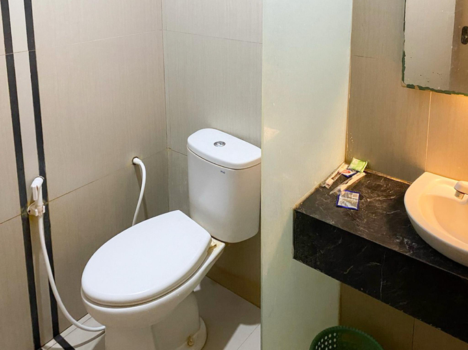 Bathroom 3, RedDoorz near Pantai Idola Banyutowo Hotel D'LLALA, Pati