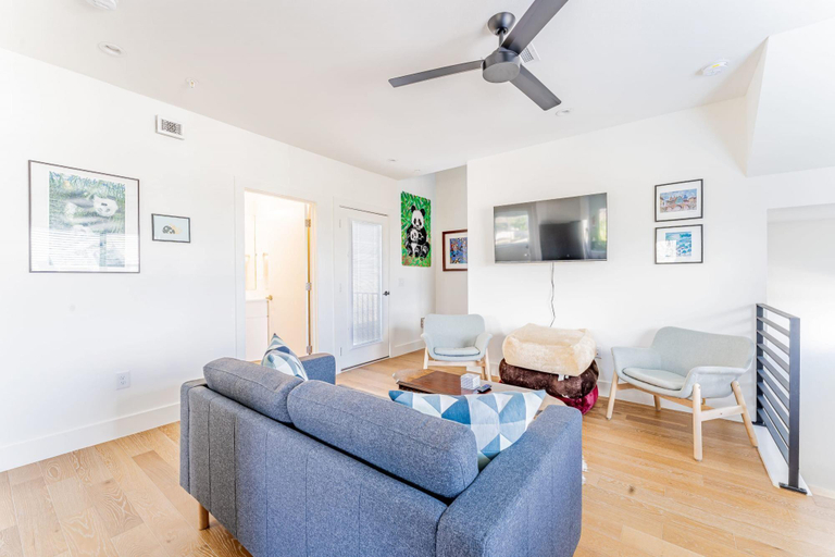 Others 3, East Downtown 3BR Condo w Fast Wifi and Sleeps 8, Travis