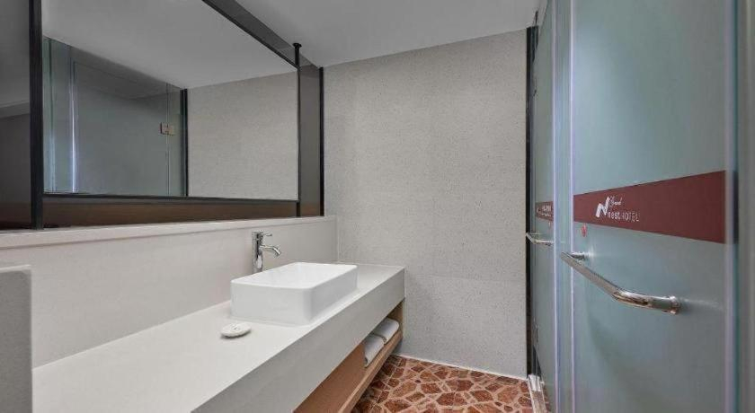 Bathroom 4, Grand Nest Hotel (Tang Jia Wan Beach), Zhuhai