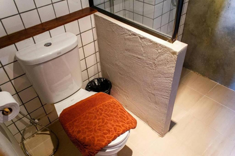 Bathroom 4, Muiphang de ville, Chiang Khan