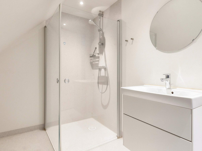 Bathroom 3, 8 Person Holiday Home in Blavand, Varde
