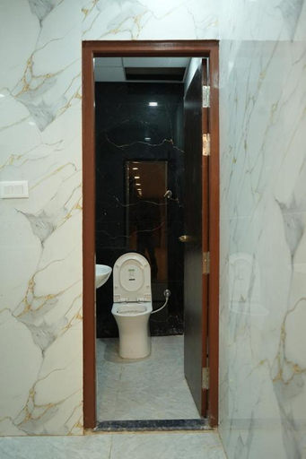 Bathroom 3, Hotel Golden Palace, Lucknow