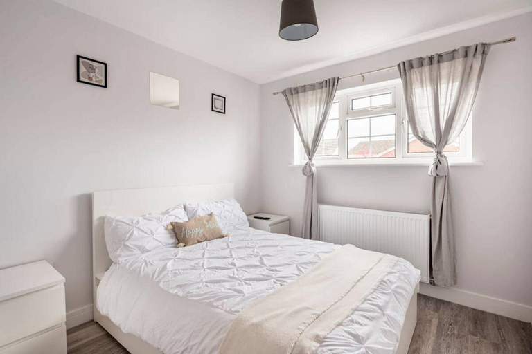Others 2, House Sleeps 8 With Hot Tub and Parking, Essex