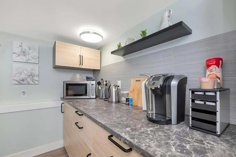 Others 5, Quaint 1 Bedroom Suite, Victoria, BC, Capital