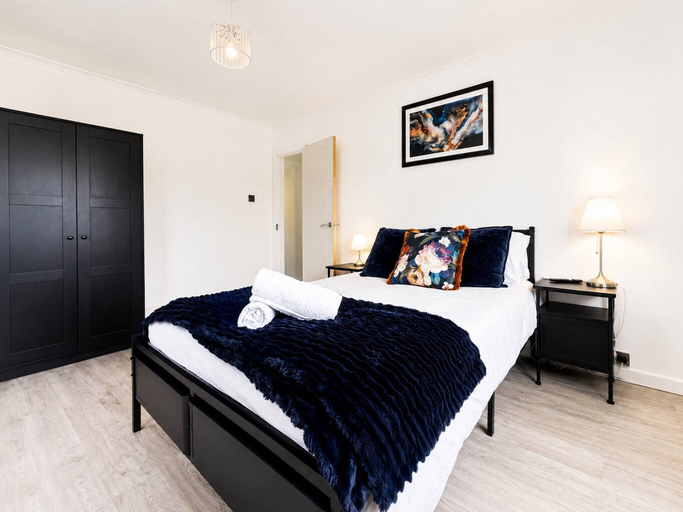 Others 5, Ultra-spacious 2 BR In Central Wimbledon!, London