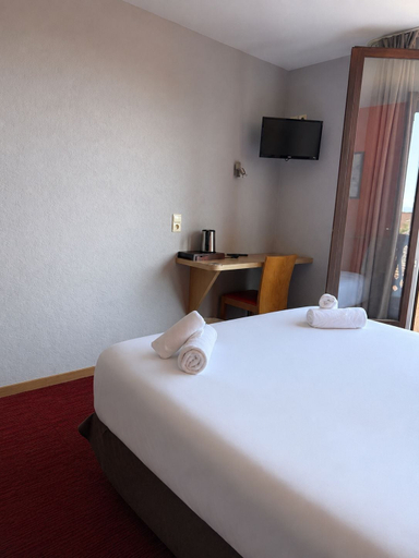 Bedroom, Hôtel-Restaurant La Terrasse Fleurie – Divonne-les-Bains, Ain