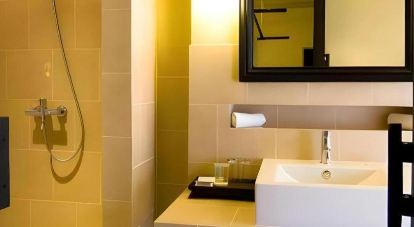 Bathroom 5, Lawana Escape Beach Resort, Pran Buri