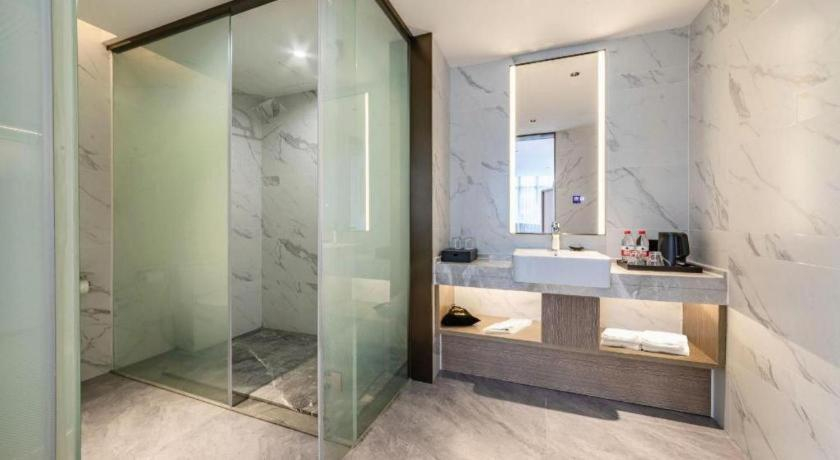Bathroom, Yian Business Hotel, Guangzhou