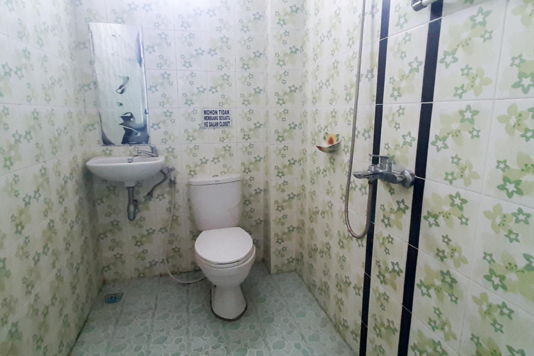 Bathroom, RedDoorz Syariah @ Penginapan Sederhana Palembang, Palembang